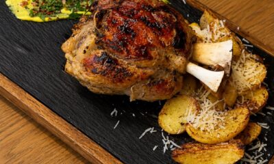 CIOLAN DE PORC SLOW-COOKED CU CARTOFI AROMAȚI ȘI PARMEZAN – 850G