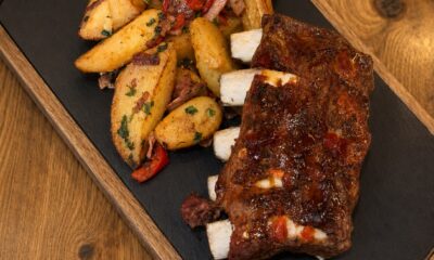 COASTE DE PORC CU DULCEAȚĂ DE ARDEI IUTE & MIERE ȘI CARTOFI ȚĂRĂNEȘTI – 600G