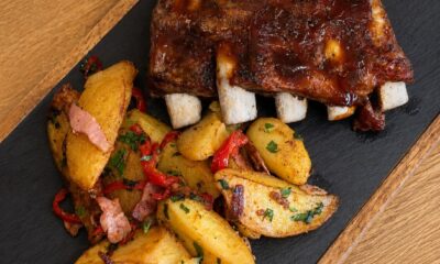 COASTE DE PORC CU SOS BBQ & CARTOFI ȚĂRĂNEȘTI – 600G