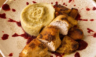 FILE DE PUI GĂTIT LENT, CU PIURE DE CARTOFI CU TRUFE ȘI LEGUME CARAMELIZATE – 400G