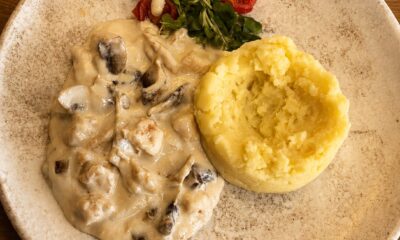 PIEPT DE PUI CU SMÂNTÂNĂ ȘI CIUPERCI, SERVIT CU PIURE – 400G